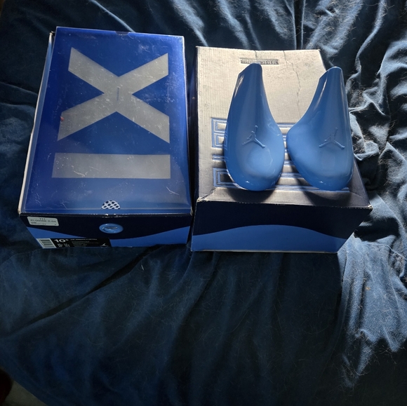 Jordan Athletic Shoes - White and Navy - Picture 3 of 8